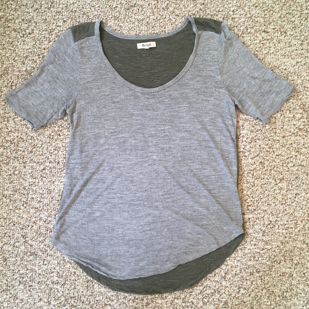 Madewell Women's Short Sleeve Scoop Neck Tee in Light Gray with Olive Accents